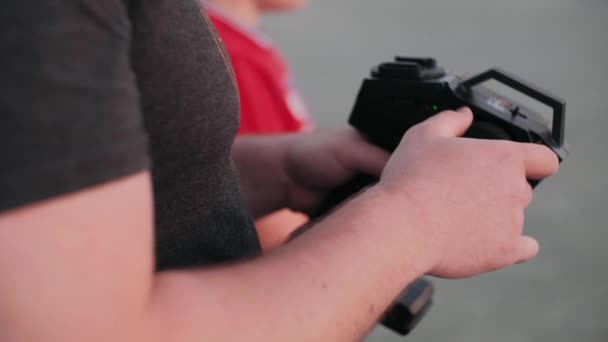 Mãos Controlam Máquina Com Controle Remoto — Vídeo de Stock