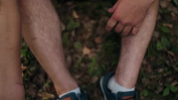 Männerhände Treiben Mücken Von Den Füßen — Stockvideo