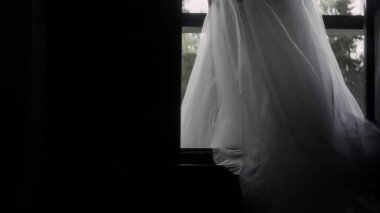 Kız terasta kameraya arkası dönük duruyor.