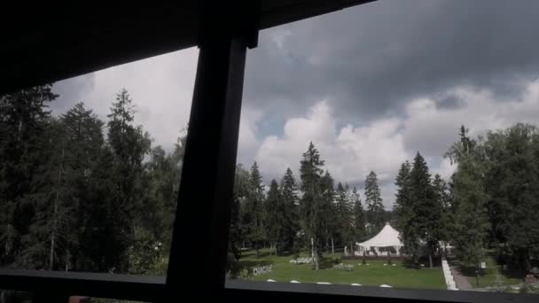 Blick Aus Dem Panoramafenster Auf Den Grünen Park — Stockvideo