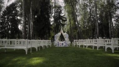 Kayıt için üçgen kemer. Beyaz banklar iki sıra halinde