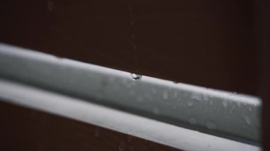 Bulutlu ve kasvetli bir günde yağmur damlaları