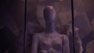 Odada mankenler var. Beyaz suratsız mankenler iç mekan dekoru