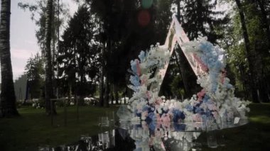 Kayıt için üçgen kemer. Beyaz banklar iki sıra halinde