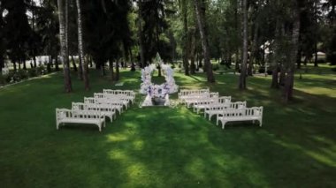 Kayıt için üçgen kemer. Beyaz banklar iki sıra halinde