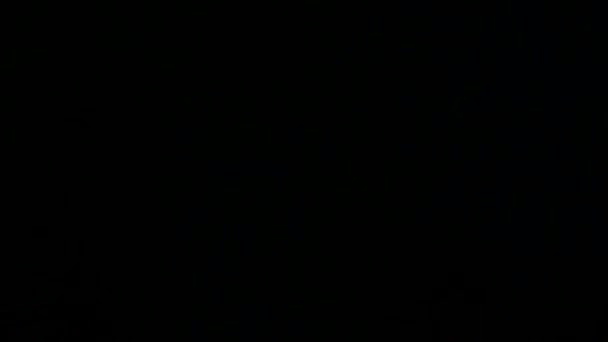 l'homme regarde sa montre. Les mains des hommes regardent l'horloge