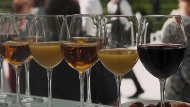 Cocktails Stehen Reihenweise Bei Einem Bankett Buffet Mit Menschen — Stockvideo