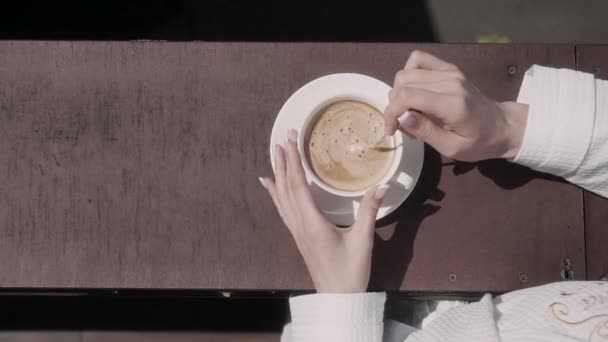 Kávésbögre Női Kézben Élvezi Kávét Teraszon — Stock videók