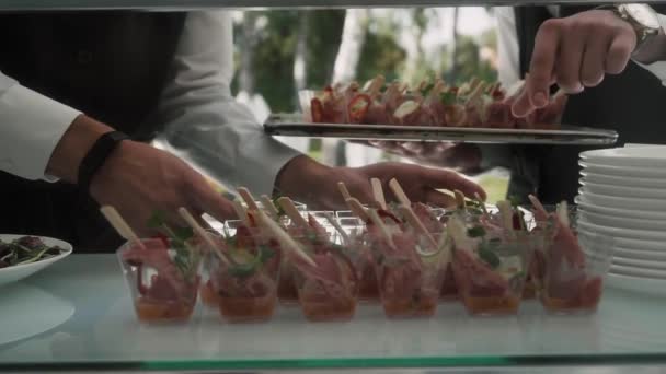 Serveurs Organiser Des Collations Pour Buffet — Video