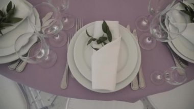 Tabaklar ve bardaklar masada.