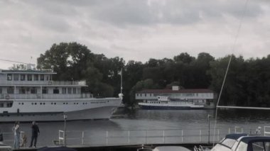  Yolcu gemisi su üzerinde ilerliyor.