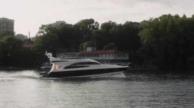  Yat gölette yüzüyor.