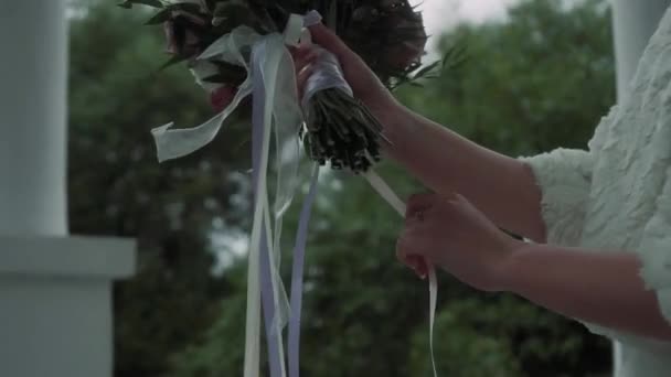 Невеста Держит Букет Руках — стоковое видео