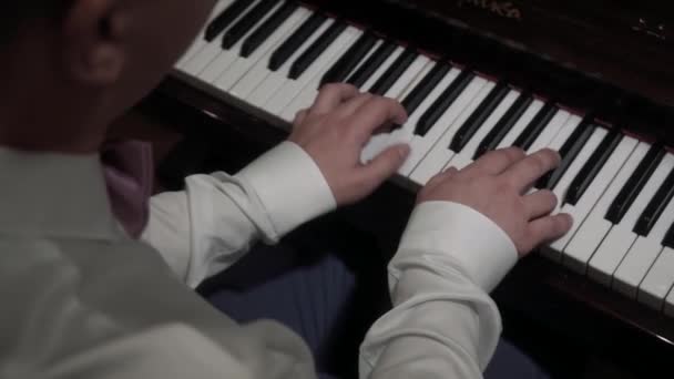 Homme Joue Piano Mains Gros Plan — Video