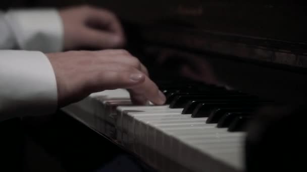 Άνθρωπος Παίζει Πιάνο Χέρια Closeup — Αρχείο Βίντεο