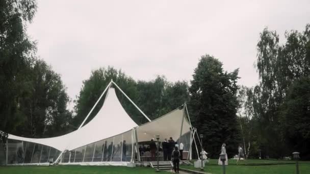 Enorme Tenda Branca Tenda Triângulo Branco Fica Grama Verde — Vídeo de Stock