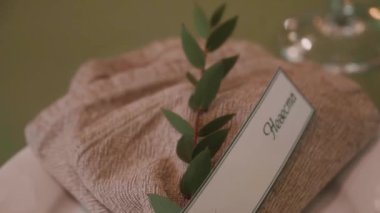 Tabaklar ve bardaklar masada.