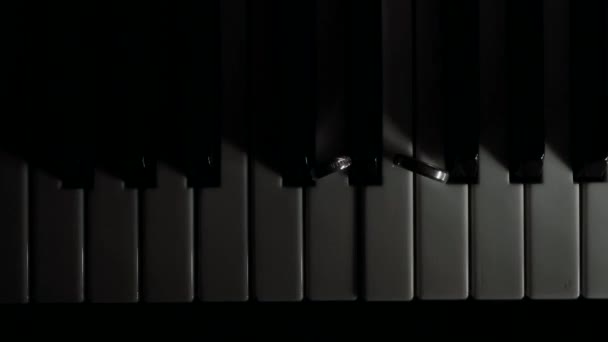 Zongora Kulcsok Kulcsokon Jegygyűrűk — Stock videók