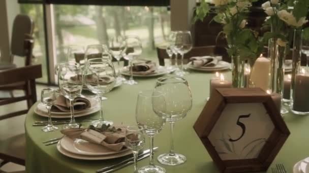 Πιάτα Και Ποτήρια Είναι Στο Τραπέζι — Αρχείο Βίντεο