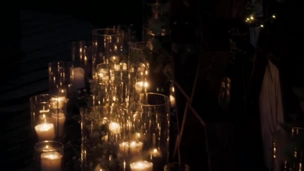 Enormi Candele Bruciano Buio — Video Stock