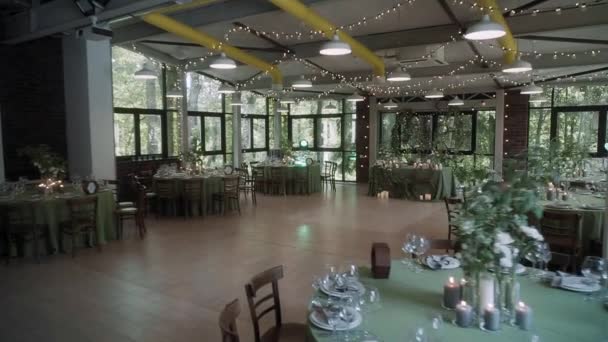 Restaurante Com Mesas Cadeiras Grandes Janelas Panorâmicas — Vídeo de Stock