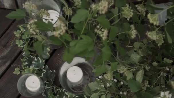 Große Weiße Kerzen Mit Viel Grün Dekoriert — Stockvideo
