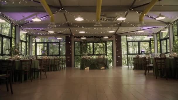 テーブル 大きなパノラマの窓のあるレストラン — ストック動画