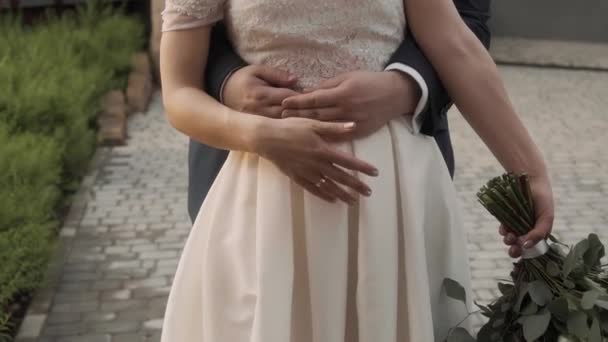 Mani Maschili Abbracciare Una Sposa — Video Stock