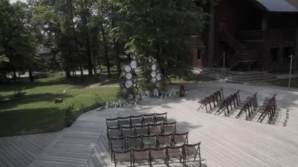 Braune Stühle Stehen Reihenweise Auf Der Terrasse — Stockvideo