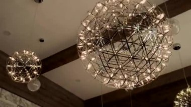 Tavandan sarkan yüksek teknoloji avizesi.