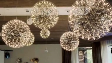 Tavandan sarkan yüksek teknoloji avizesi.