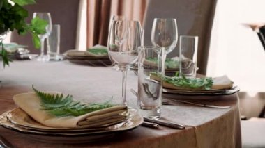  Masada şeffaf bardaklar var.