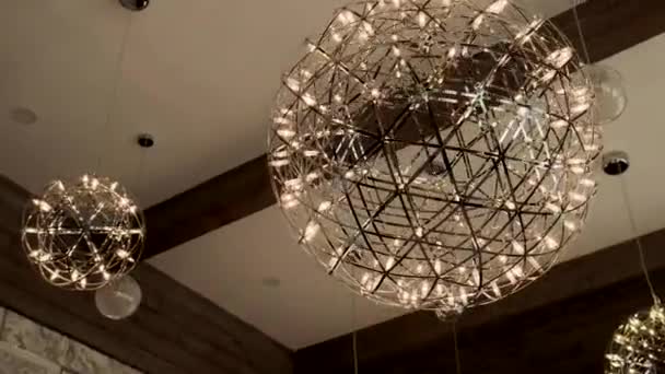 天井から吊るされた室内のハイテクシャンデリア — ストック動画