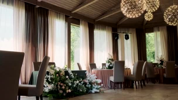 Tavoli Nel Ristorante Sono Decorati Con Fioristi — Video Stock