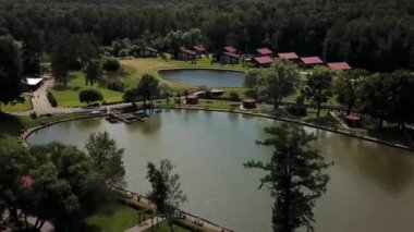 Evleri havadan gören yeşil çayırlar.