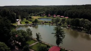 Evleri havadan gören yeşil çayırlar.