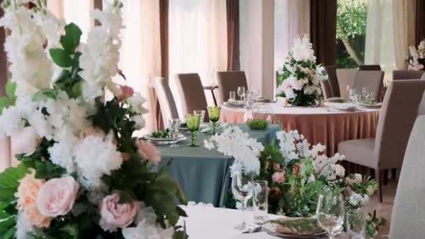 Mesas Restaurante Están Decoradas Con Floristas — Vídeos de Stock