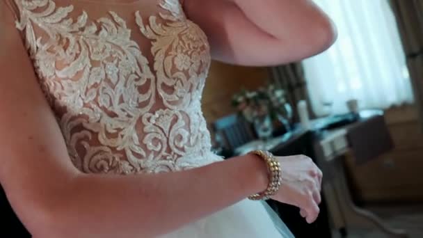 Bruid Kijkt Naar Armband Haar Hand — Stockvideo