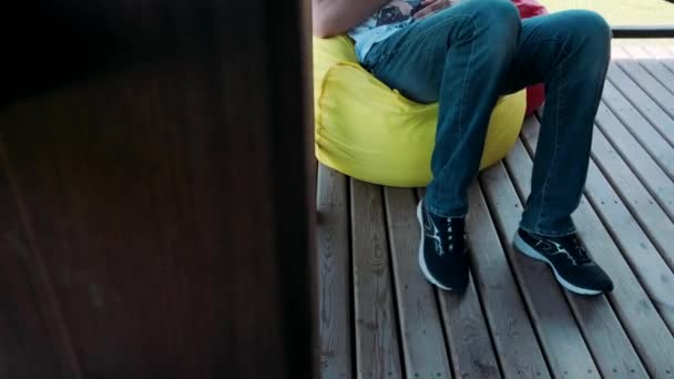 Bolsa Silla Amarillo Hombre Sentado Una Silla — Vídeo de stock