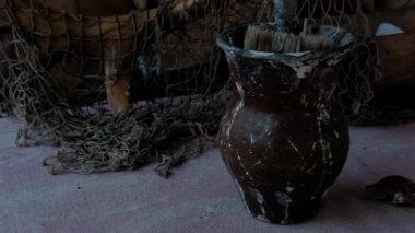 Kil tenceresi masanın üstünde.