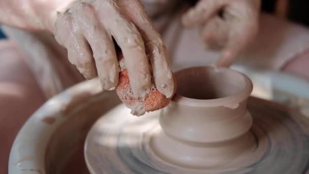 陶芸家は陶器の材料を準備します 強い男性の手は モデリングと彫刻のための湿式粘土を絞る 仕事のクローズアップ 手作りと創造的なスキル — ストック動画