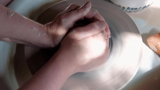 Zanaatkar Çömlekçi Çömlekçiliği Için Malzeme Hazırlar Güçlü Erkek Eller Modellik — Stok video
