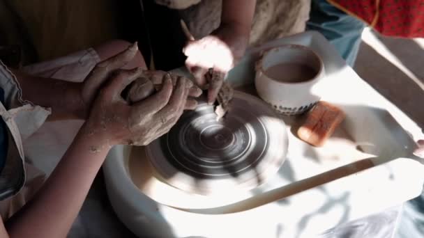 Alfarero Artesano Prepara Material Para Cerámica Las Manos Masculinas Fuertes — Vídeos de Stock