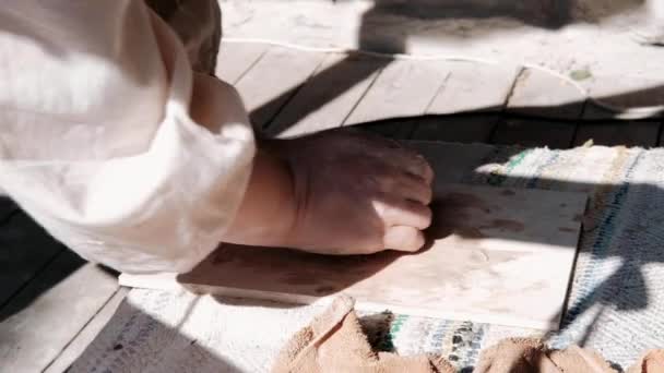 Artisan Garncarz Przygotowuje Materiał Swoją Ceramikę Silne Męskie Dłonie Ściskają — Wideo stockowe