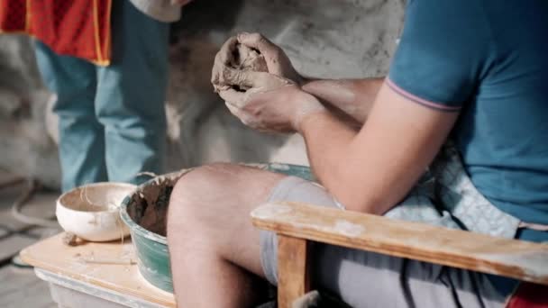 陶芸家は陶器の材料を準備します 強い男性の手は モデリングと彫刻のための湿式粘土を絞る 仕事のクローズアップ 手作りと創造的なスキル — ストック動画