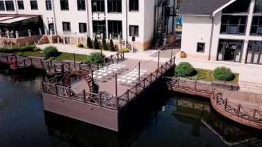 Beyaz sandalyeler ve hava manzaralı resepsiyon için kemerli iskele