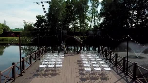 设有拱门的码头 可容纳白色椅子的空中景观 — 图库视频影像