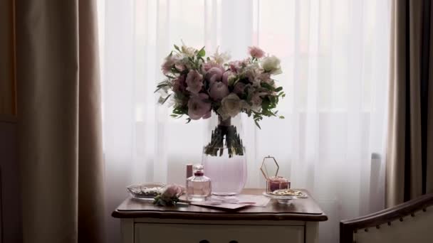 Strauß Einer Vase Mit Wasser Ist Auf Dem Tisch Dekor — Stockvideo