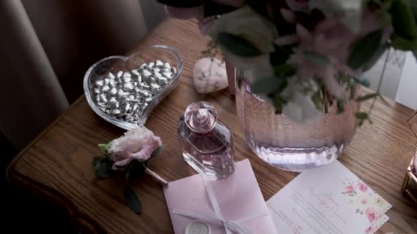 Strauß Einer Vase Mit Wasser Ist Auf Dem Tisch Dekor — Stockvideo