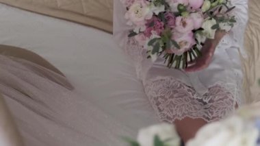  Gelin elinde kocaman bir buket tutuyor.